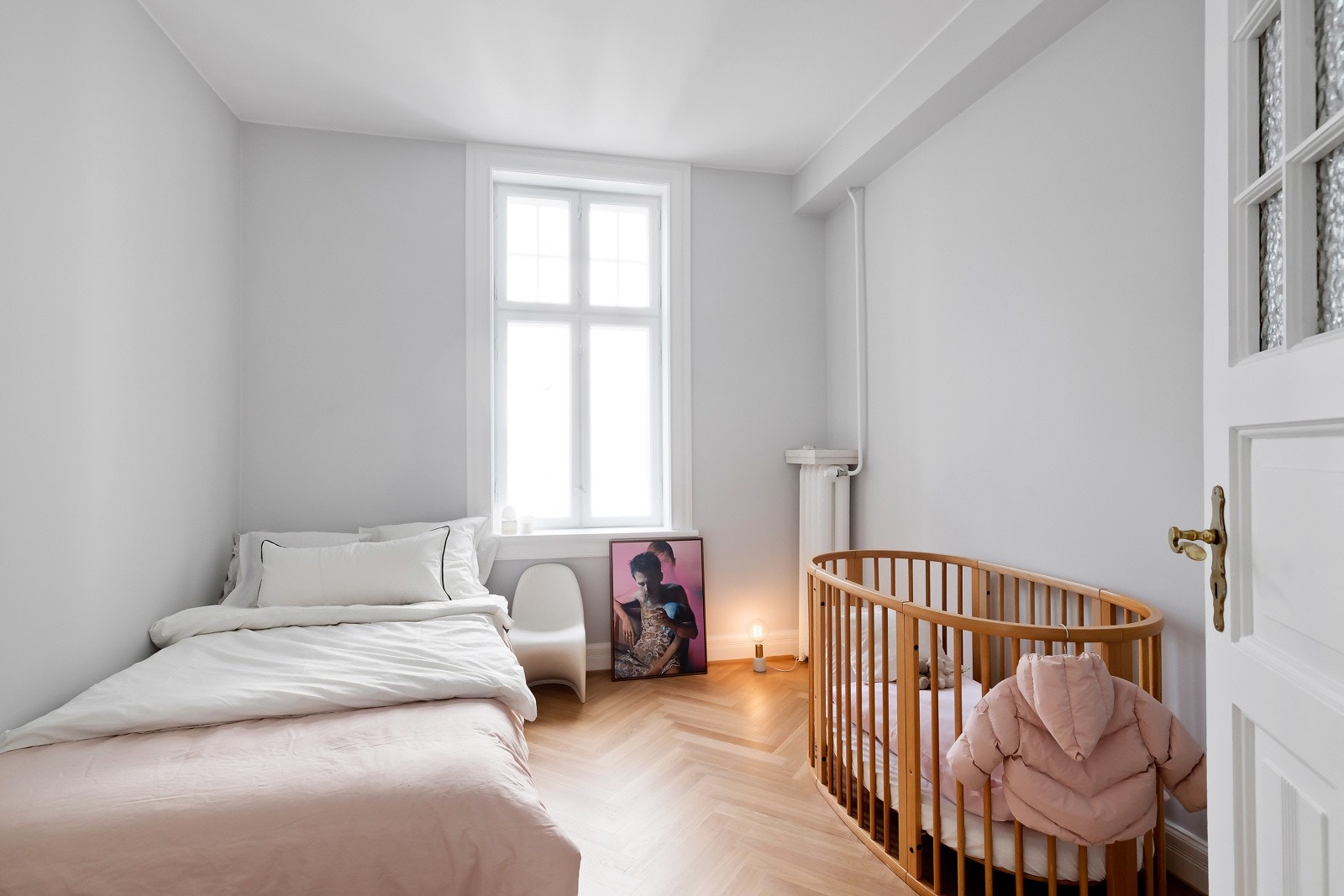 Soverom 2 passer ypperlig som barnerom for den minste i flokken, eller som ungdomsrom når den lille plutselig blir stor. Galleribilde