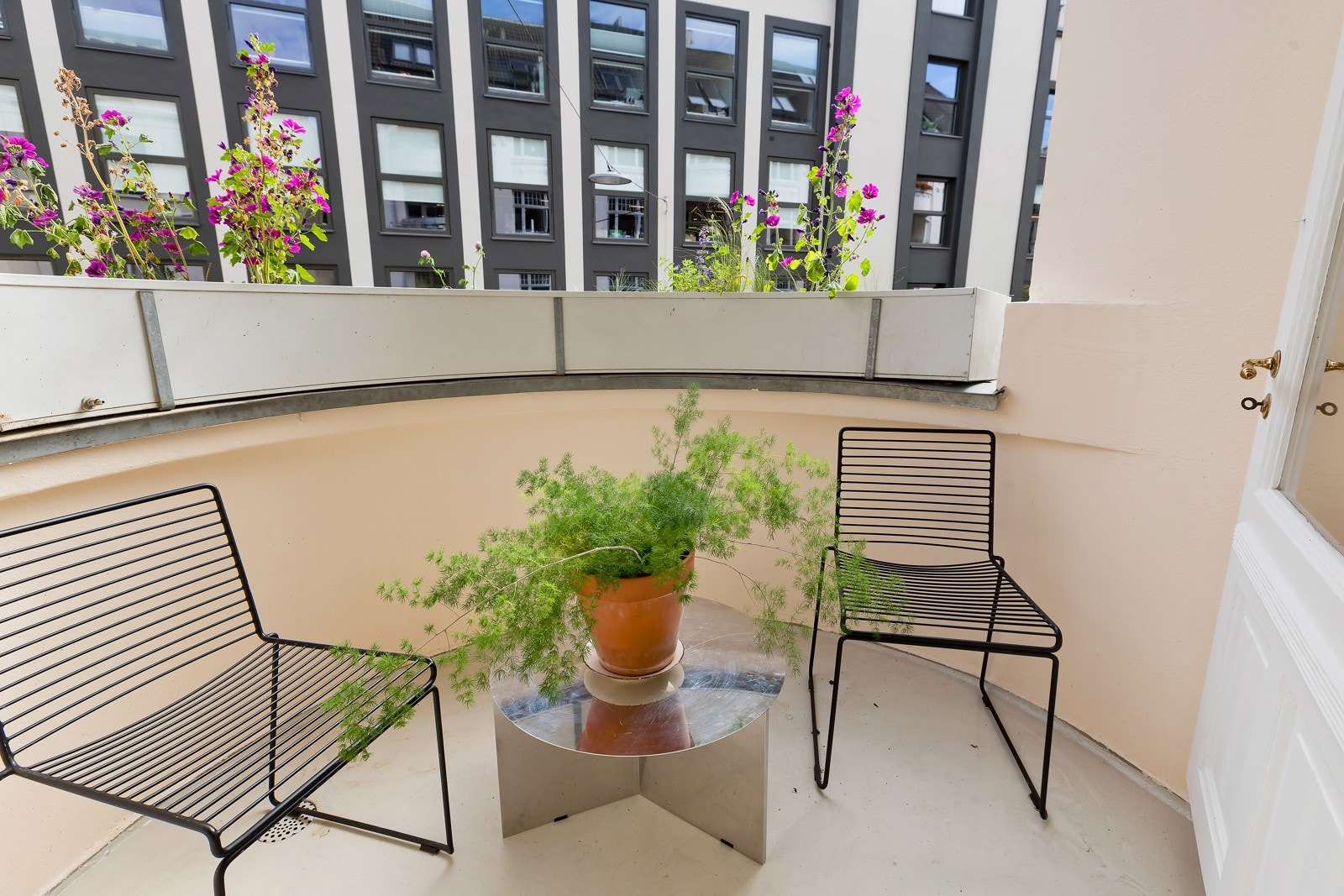 Nyt deres egne, luftige uteplass, midt i byen! Galleribilde
