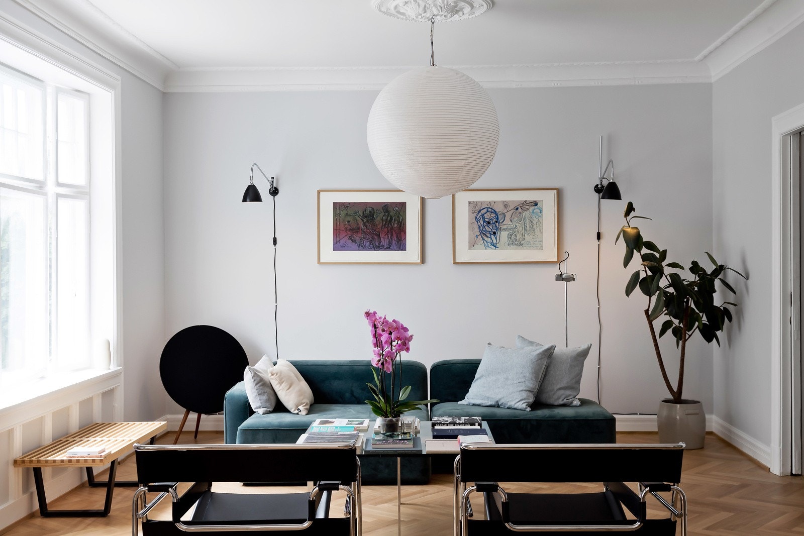 Stuen fremstår svært innbydende og har opptil flere, lekre blikkfang samtidig som rommet gir plass til avslapning og ro. Galleribilde