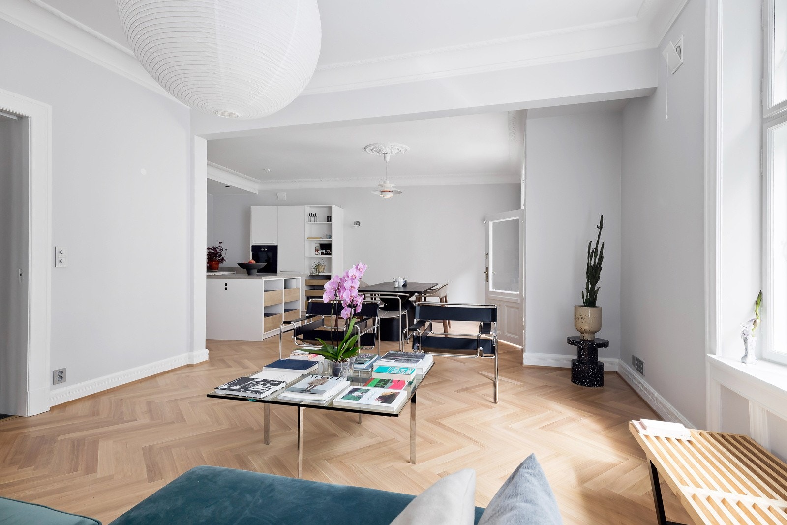 Stuen og kjøkkenet utgjør til sammen et fantastisk allrom, og er preget av en ren, nordisk stil. Galleribilde