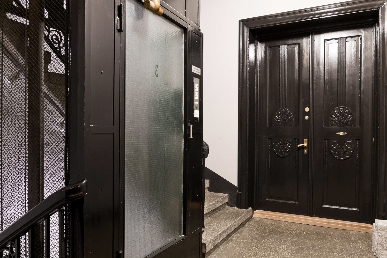 Leiligheten er beliggende i 3. etasje i en flott, historisk bygård, med enkel heisadkomst. Galleribilde