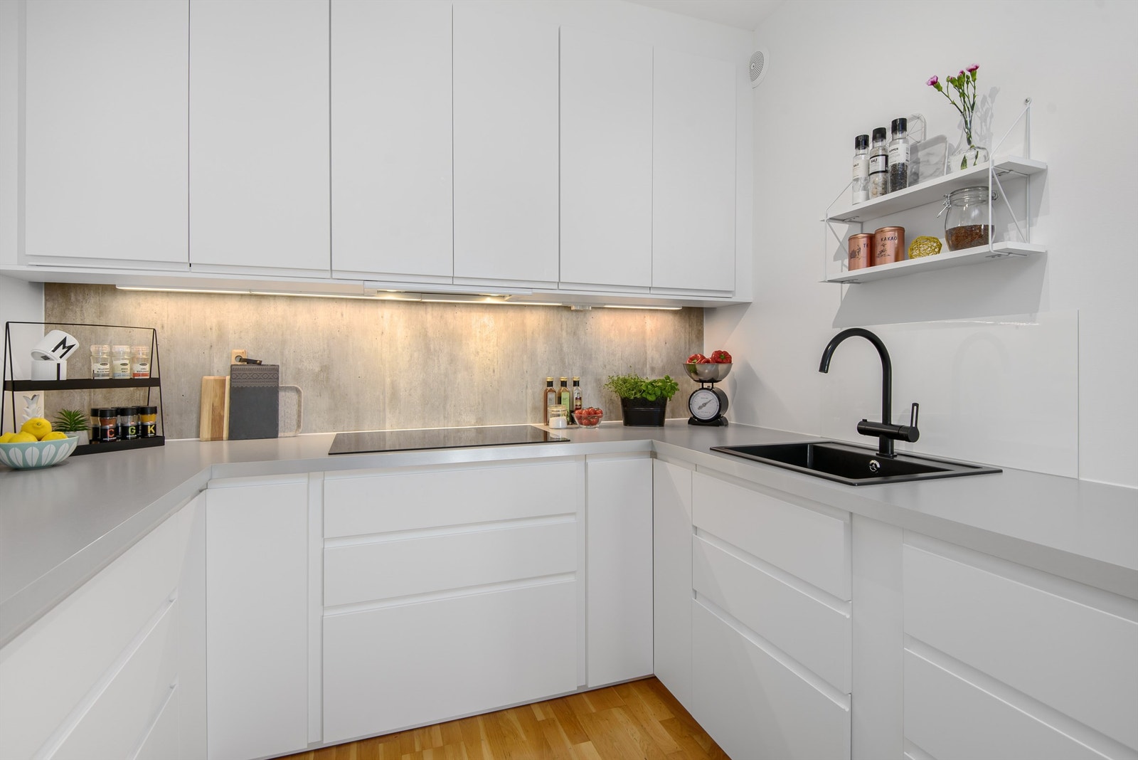 Lekkert kjøkken med takhøye skap og integrerte hvitevarer. Galleribilde