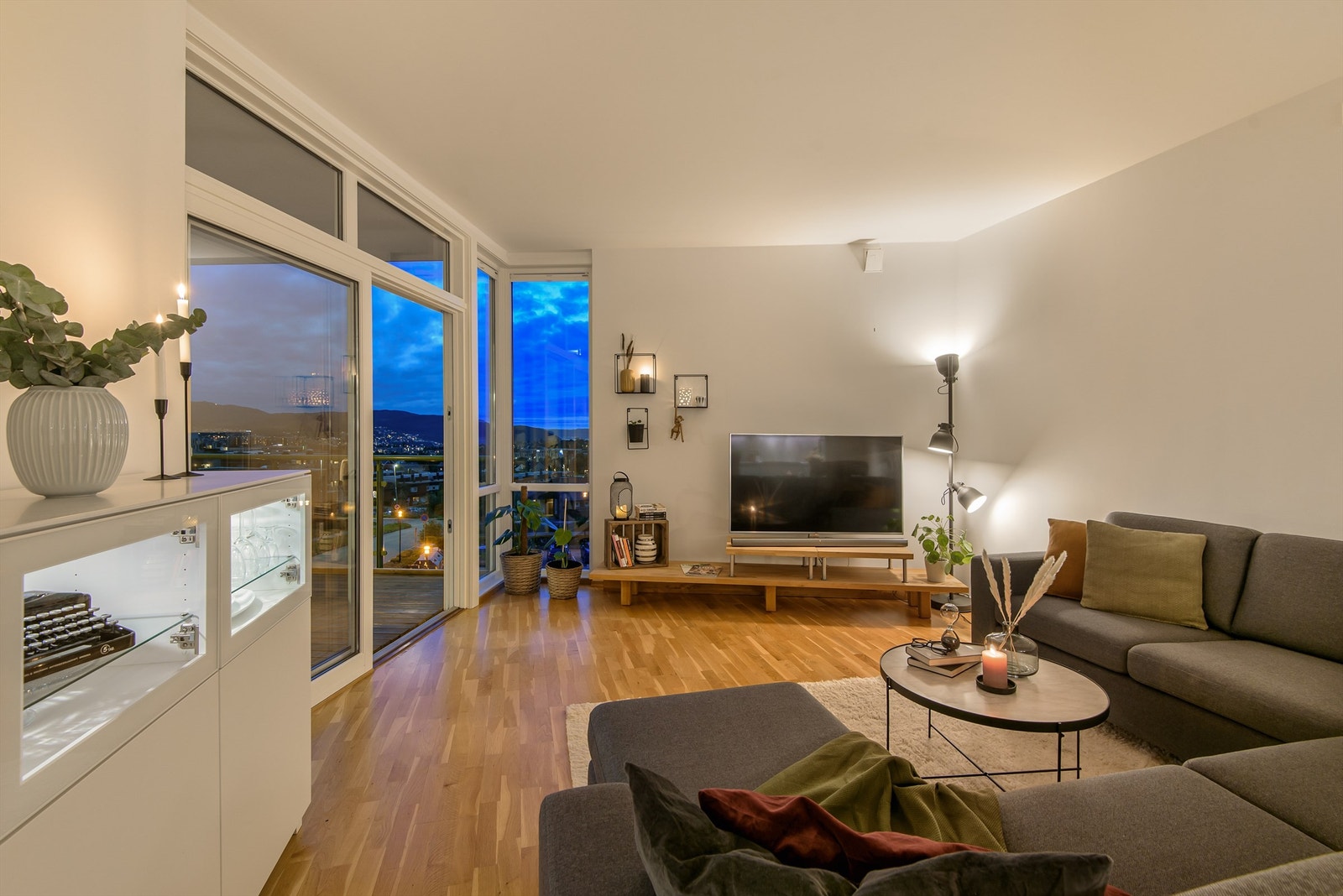 Leiligheten er både lys og luftig, samtidig som den har egenskap til å være dempet og stemningsfull. Galleribilde