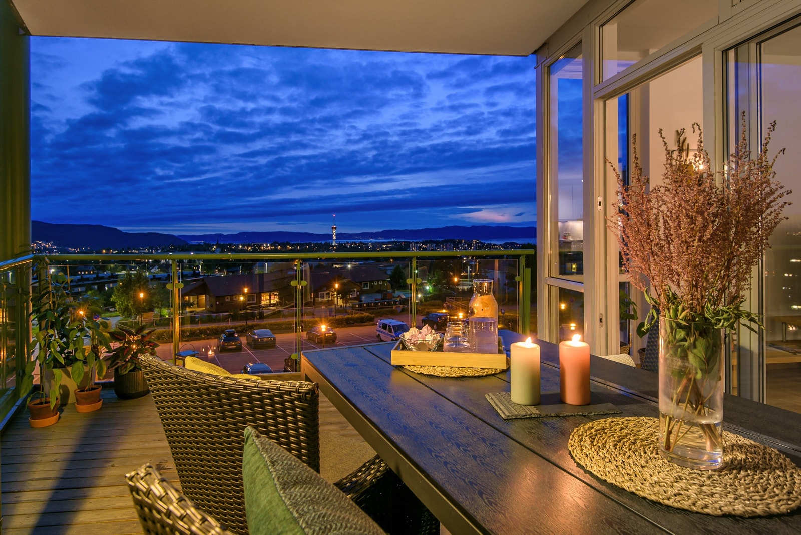 Her får du sol hele dagen til solnedgang bak Fosenalpene. Galleribilde