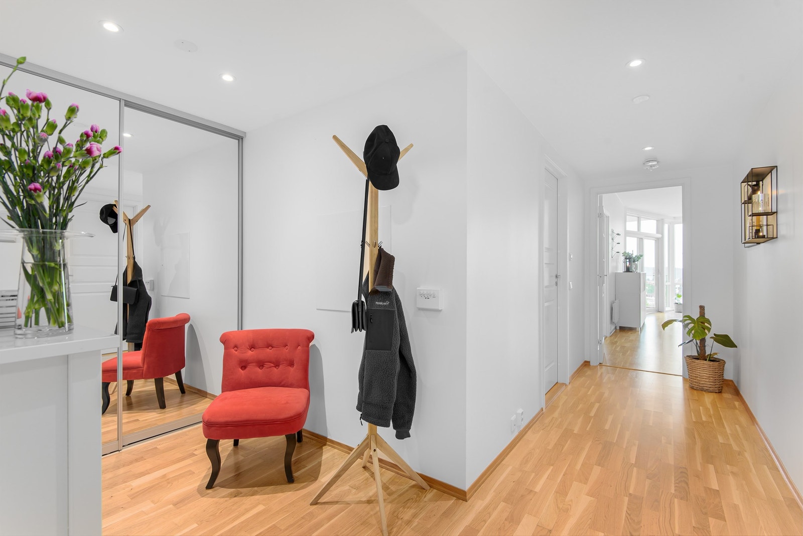 Romslig og fin hall på 11 kvm med stor skyvedørsgarderobe. Galleribilde