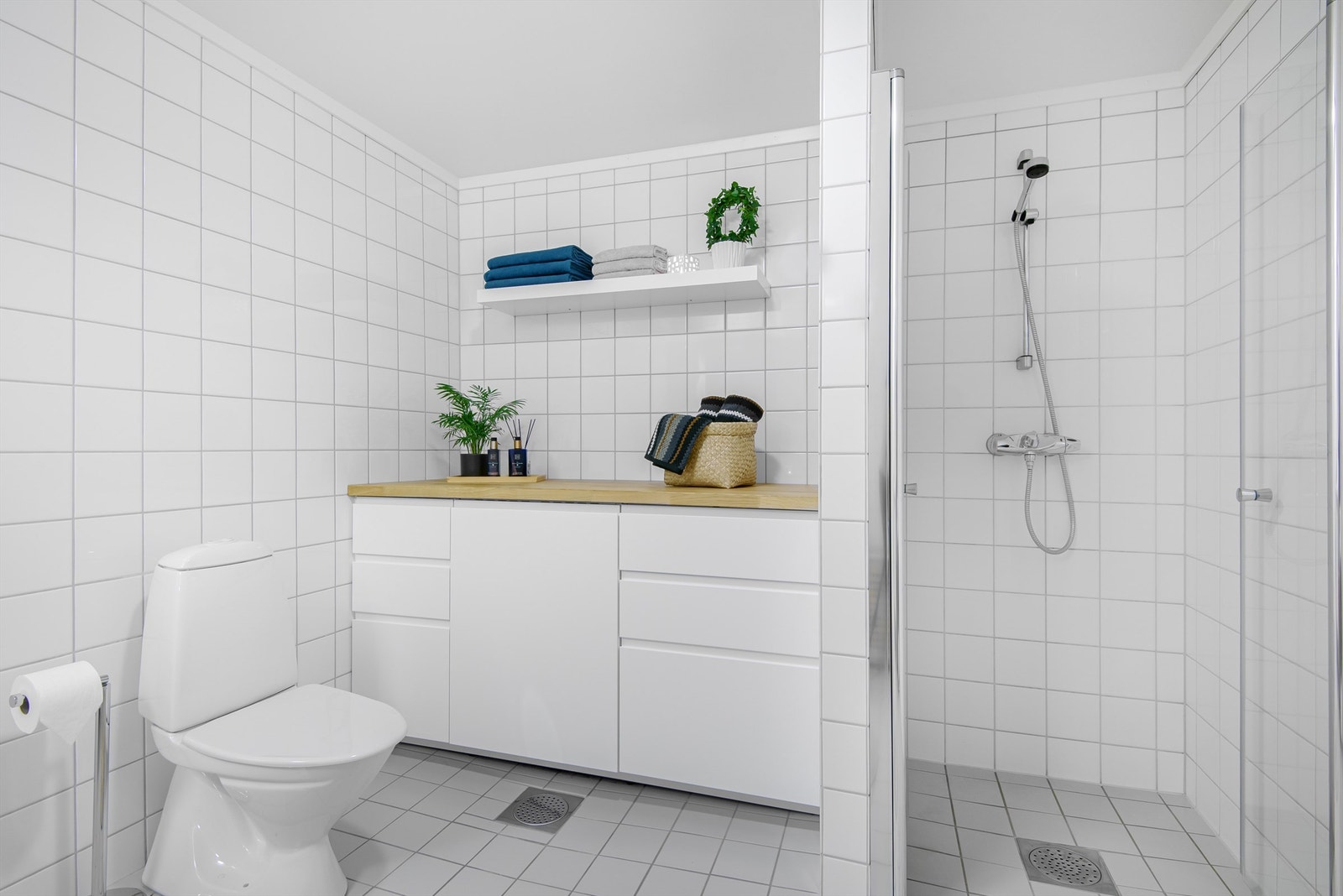 Stort og delikat bad på 9 kvm. Flislagt med varme i gulv. Opprinnelig badekar er fjernet til fordel for mer innredning. Galleribilde