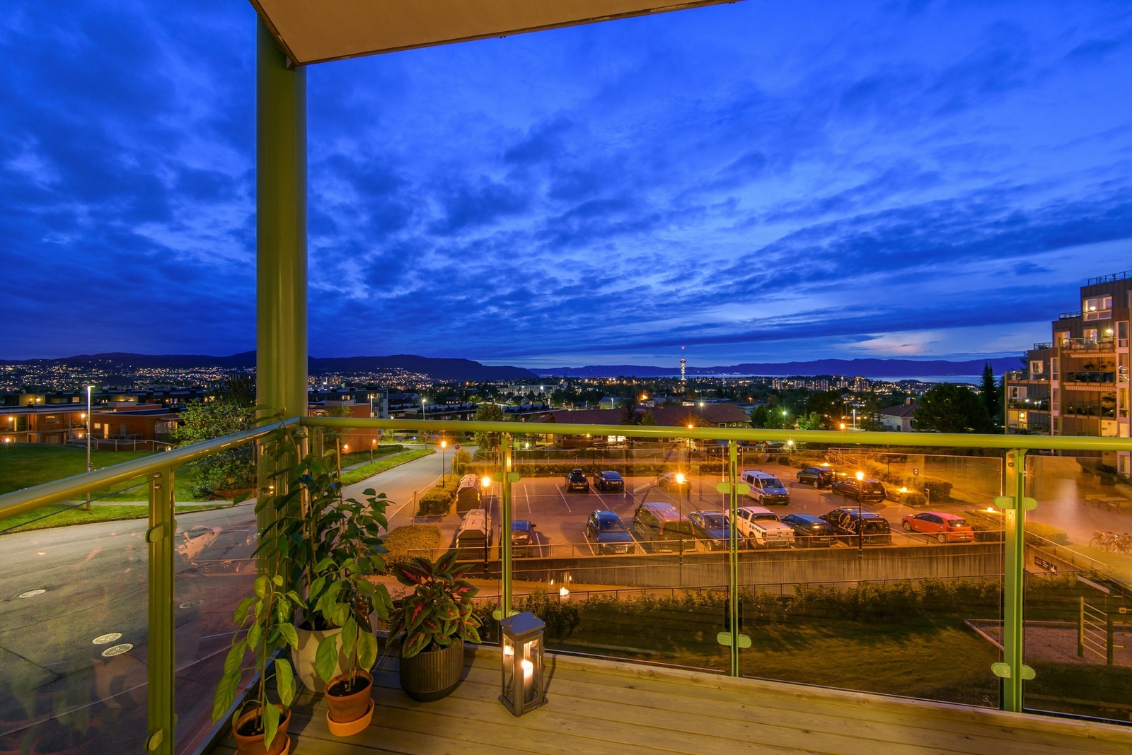 Stor solrik balkong på 12 kvm. Fantastisk utsikt over byen og fjorden Galleribilde