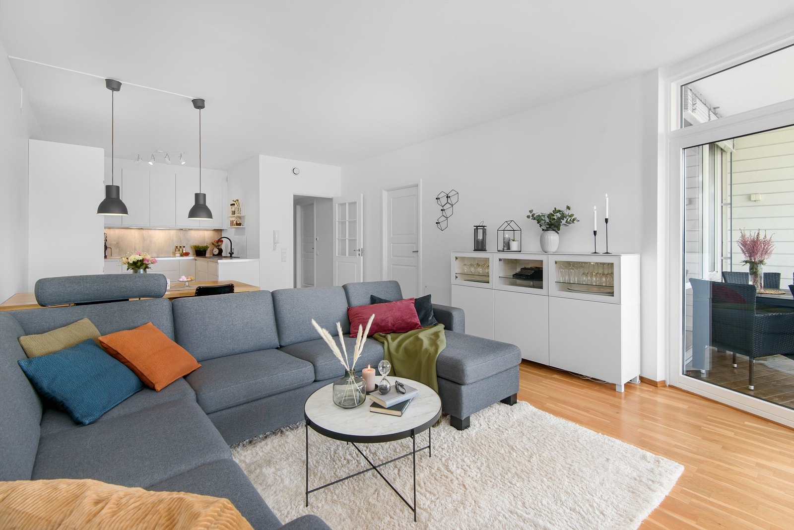 Bra takhøyde og store lysflater gir stuen en god atmosfære. Galleribilde