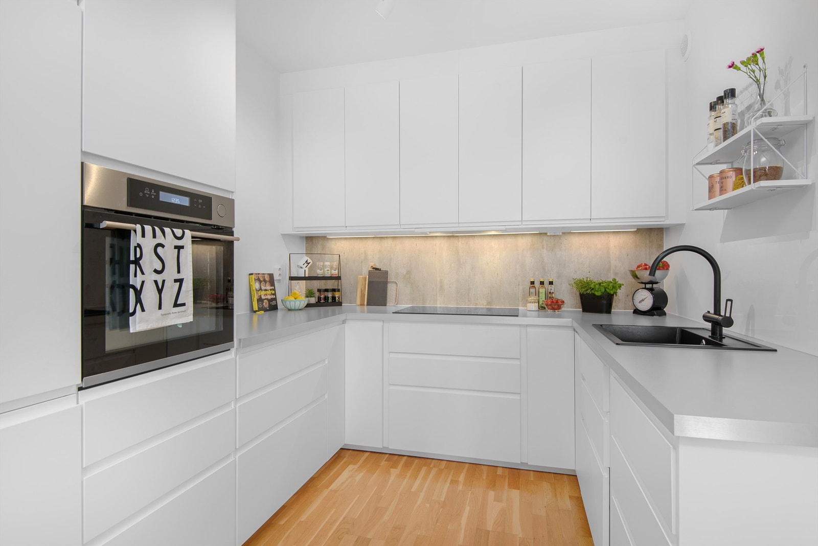 Integrerte hvitevarer består av platetopp, komfyr, oppvaskmaskin samt kjøl- og fryseskap. Galleribilde