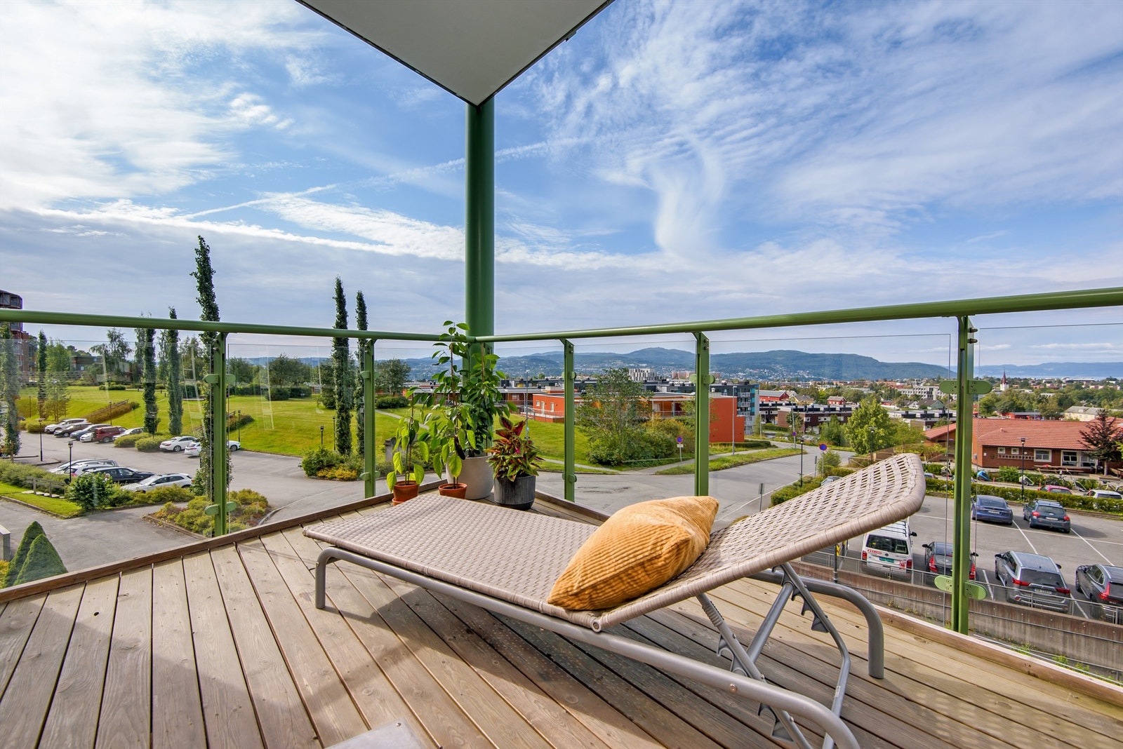 Her får du en flott og lettstelt leilighet, med supre solforhold og fantastisk utsikt, med heis ned til oppvarmet garasjekjeller. Galleribilde