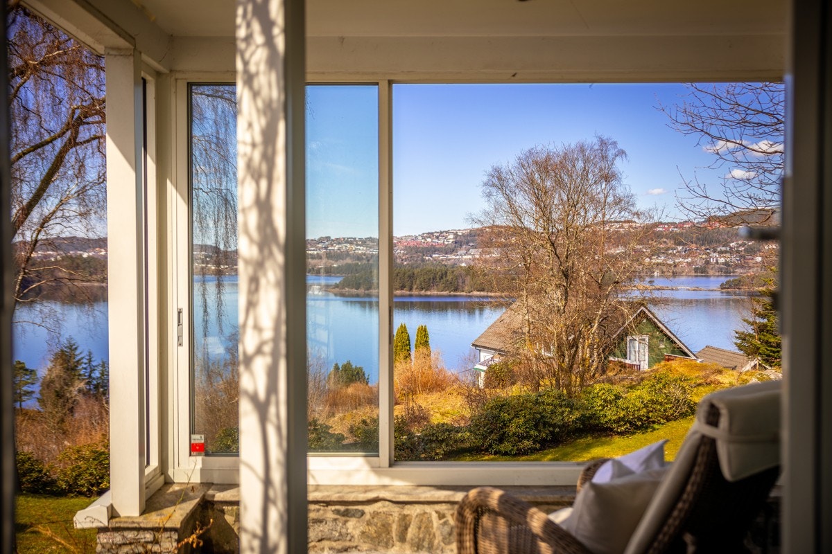 Lys og flott stue med nylig slipte gulv og nymalte vegger. Galleribilde