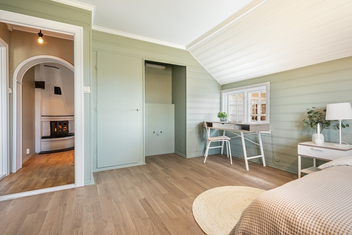 God plass til møblering. Røropplegg i vegg er blombert. Galleribilde