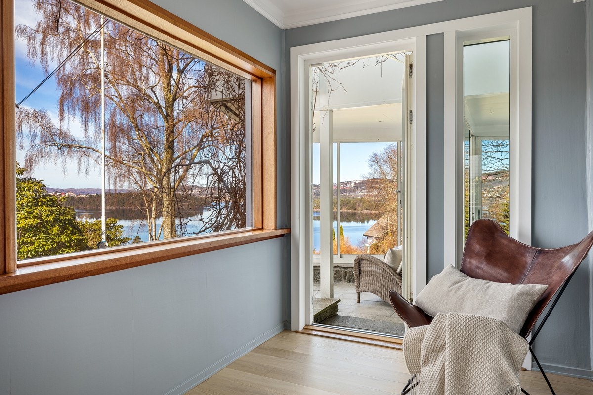 Utgang til uteplass fra stuen. Galleribilde
