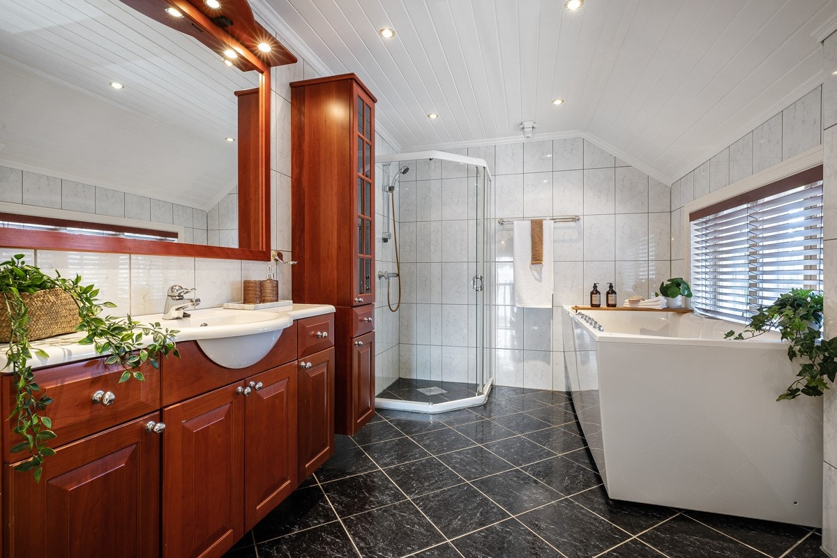 Badet er oppusset i ca. 2005 og har keramiske fliser på gulv/vegger. Galleribilde