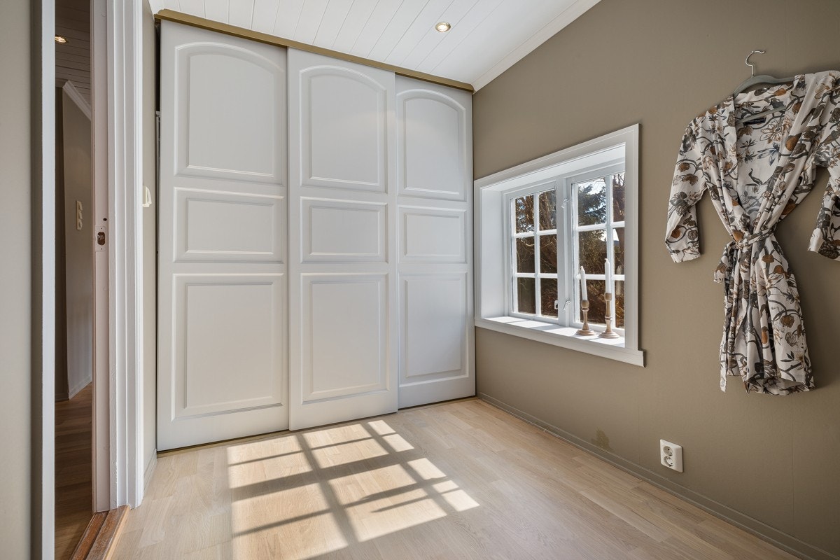 Skyvedørsgarderobe i omkledningsrom. Galleribilde
