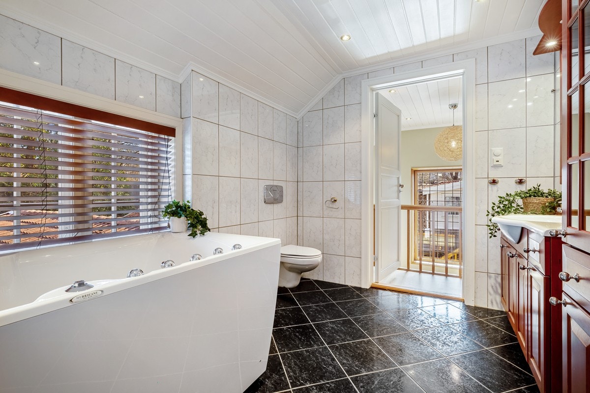 Innredningen består av wc, dusjhjørne, servant med møblement, speil og belysning. Galleribilde