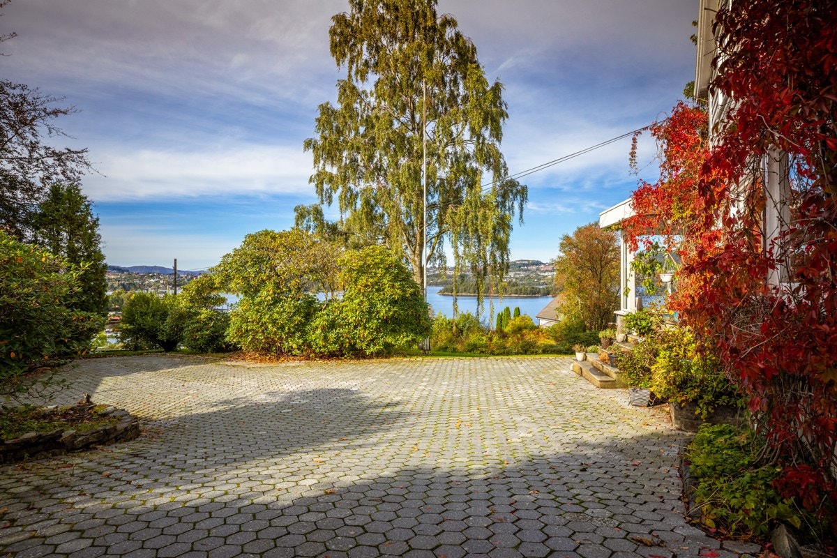 God plass til mange biler innenfor port til eiendommen. Galleribilde