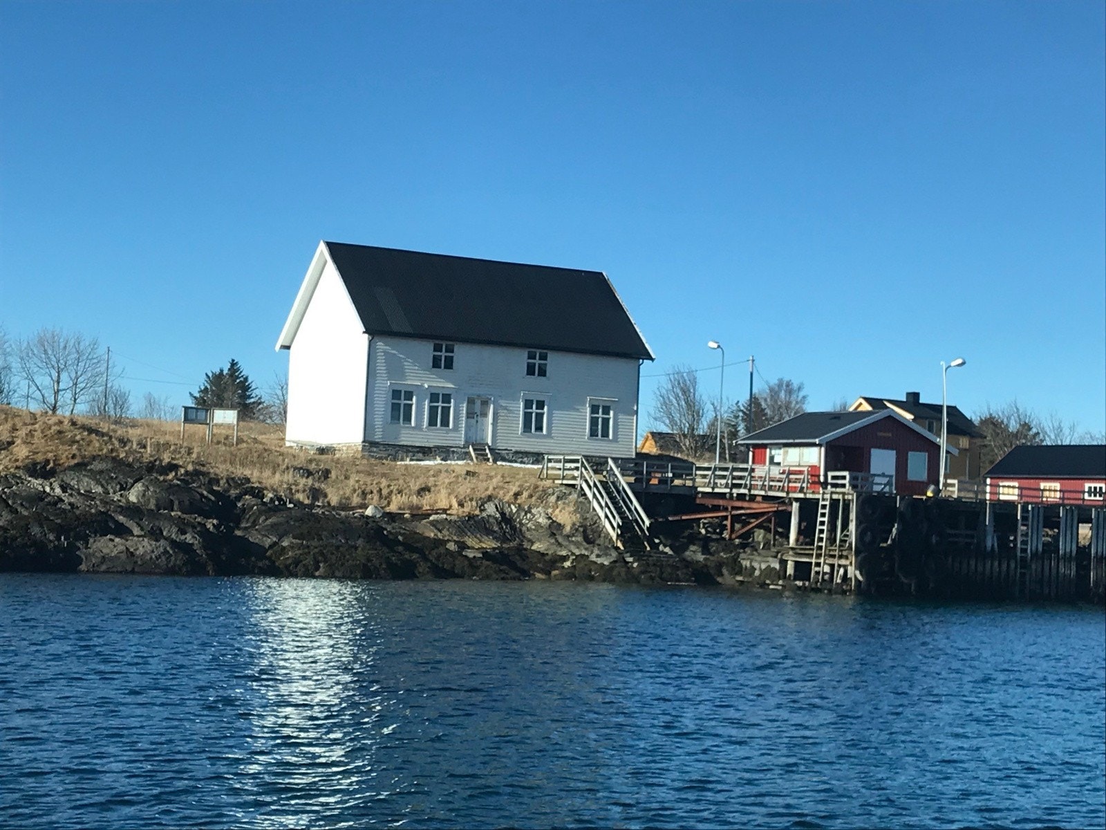 Velkommen til flotte Skålvær. Eiendommen ligger like ved sjøen rett ved hurtigbåtkaiet. Galleribilde