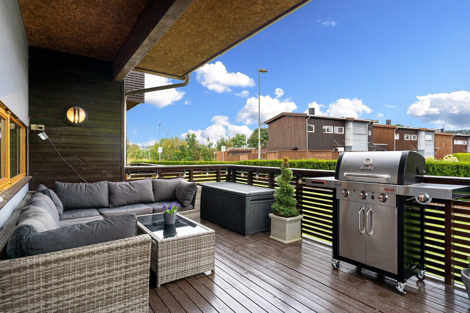 Stor, solrik terrasse Galleribilde