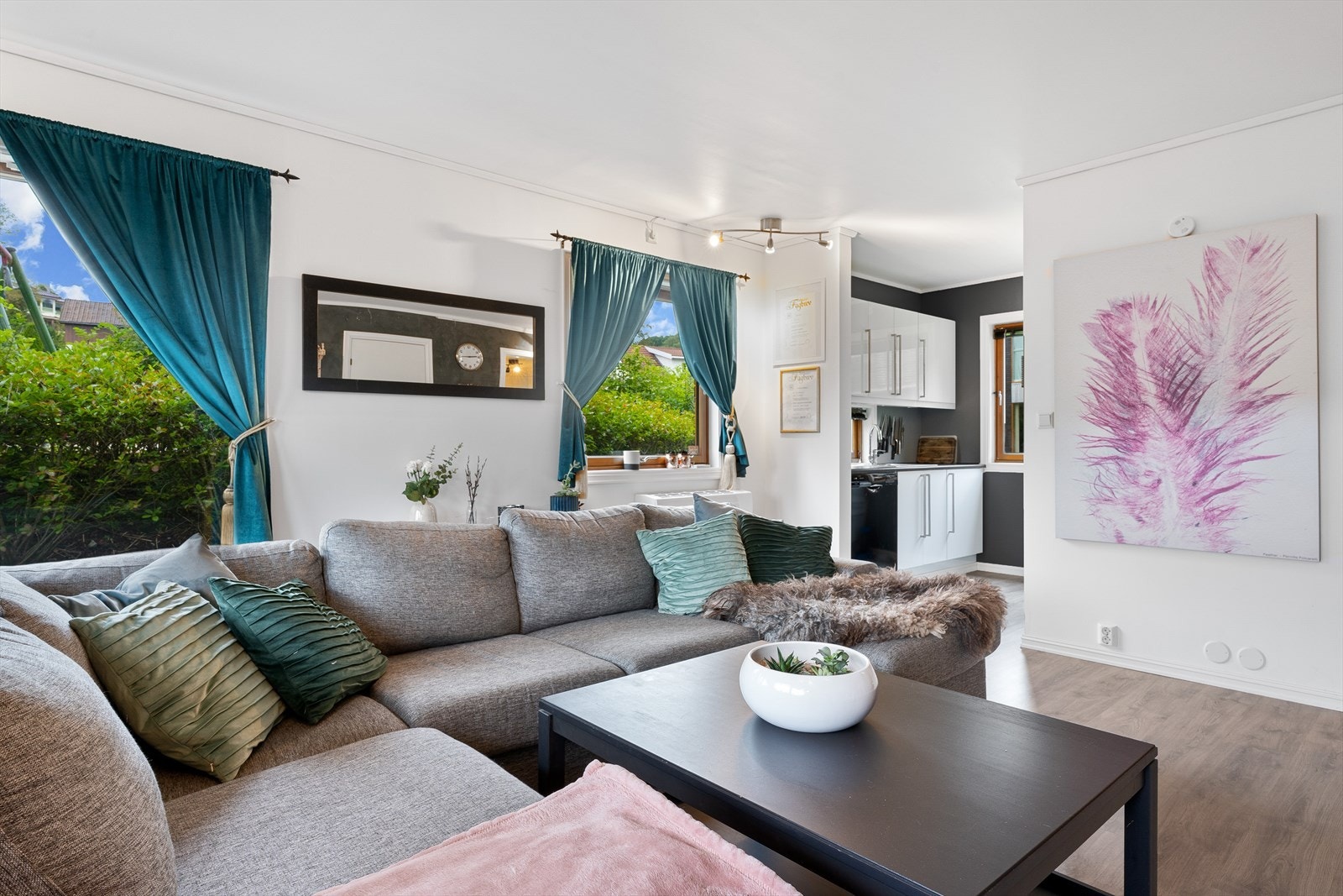 God plass til romslig sofa i stua Galleribilde