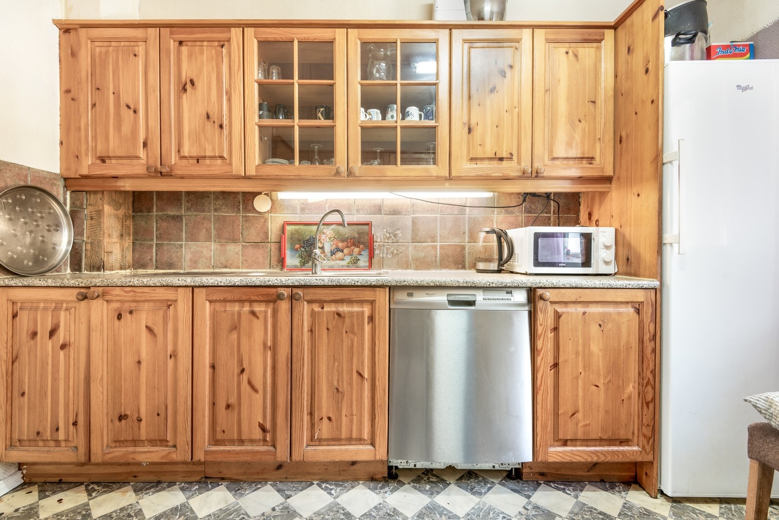 Eldre kjøkkeninnrending med profilerte fronter og laminat benkeplate Galleribilde