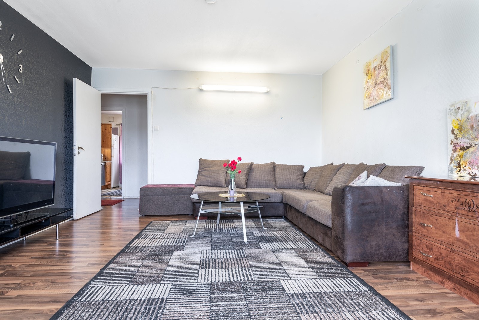 Stuen er romslig med god plass til både spisebord og sofagruppe Galleribilde