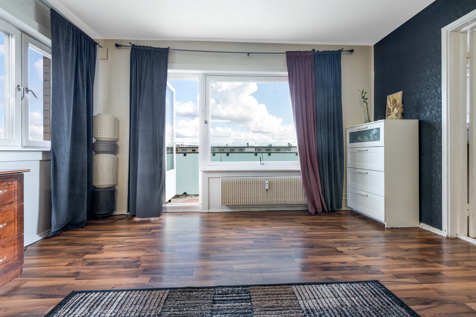 Stuen har store vindusflater som bidrar til naturlig lysinnslipp Galleribilde