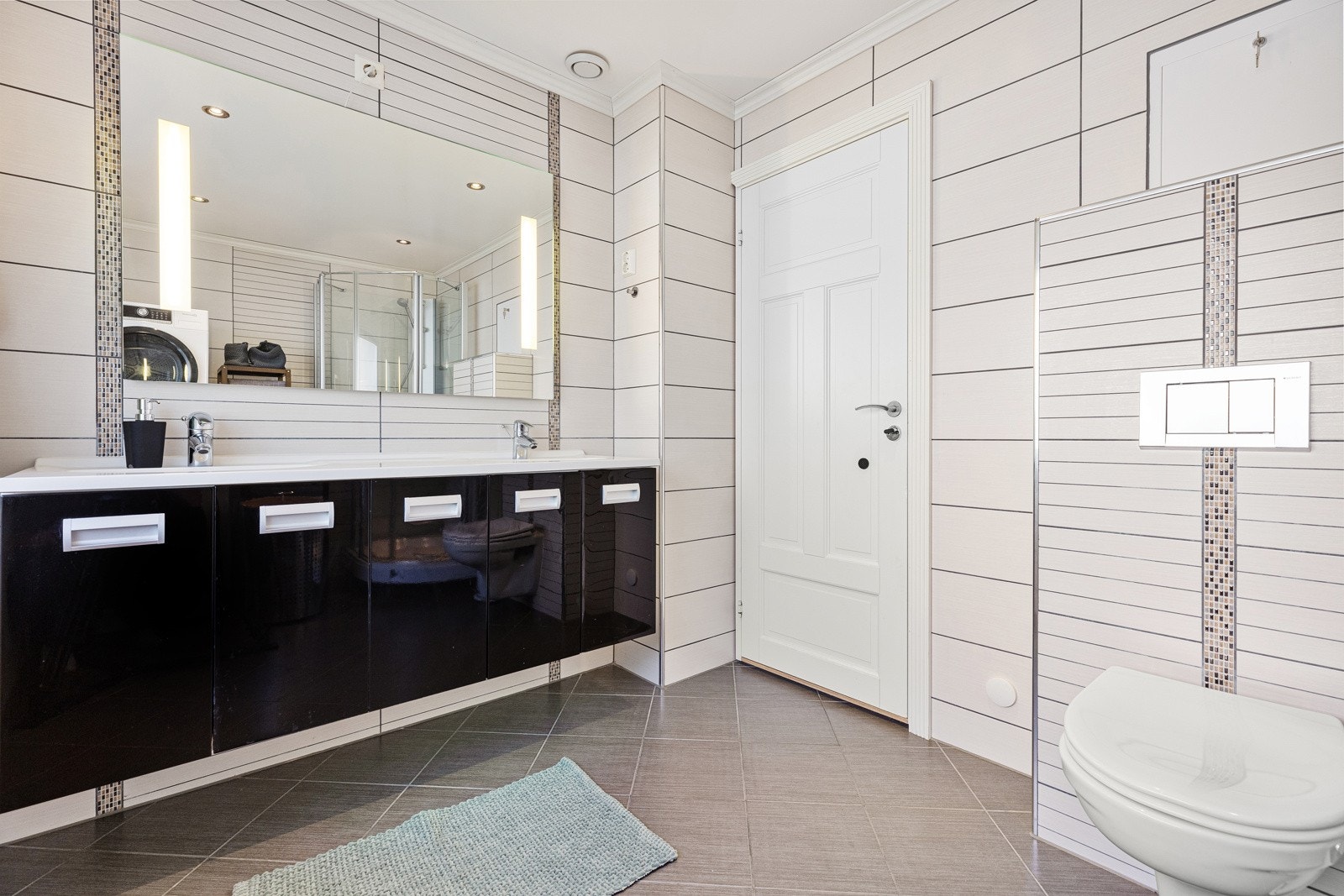 På badet er det fliser på vegg og gulv med varmekabler i gulvet. Galleribilde