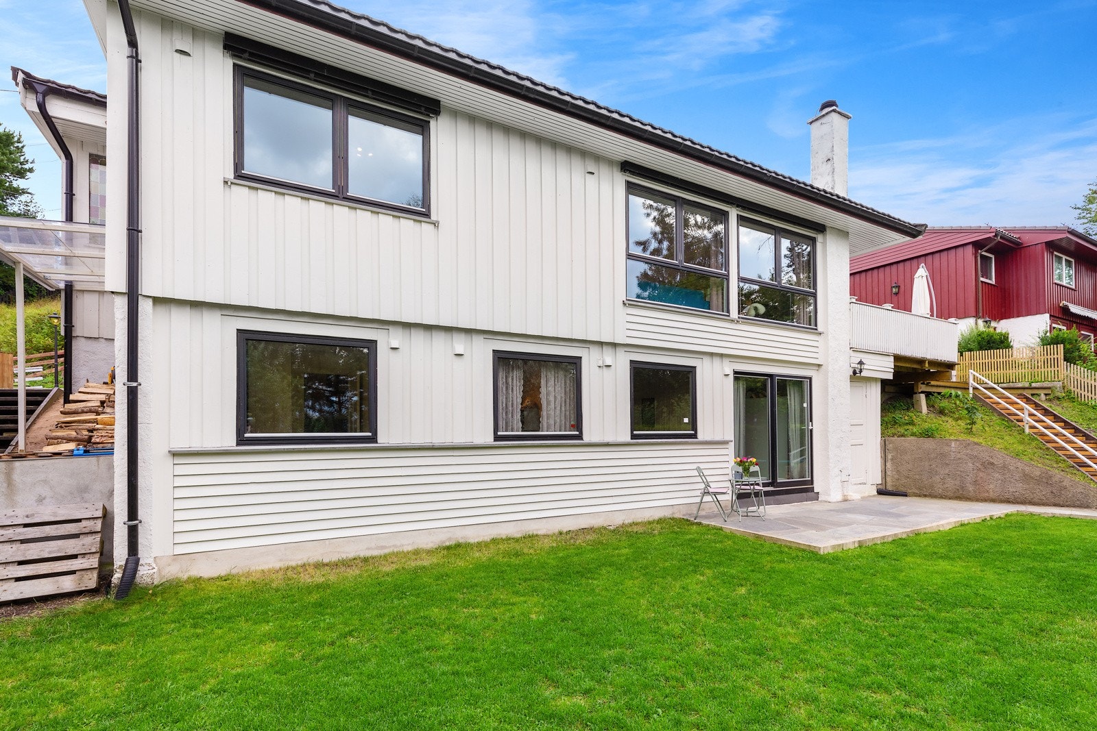 Eneboligen sett fra hagen. Galleribilde