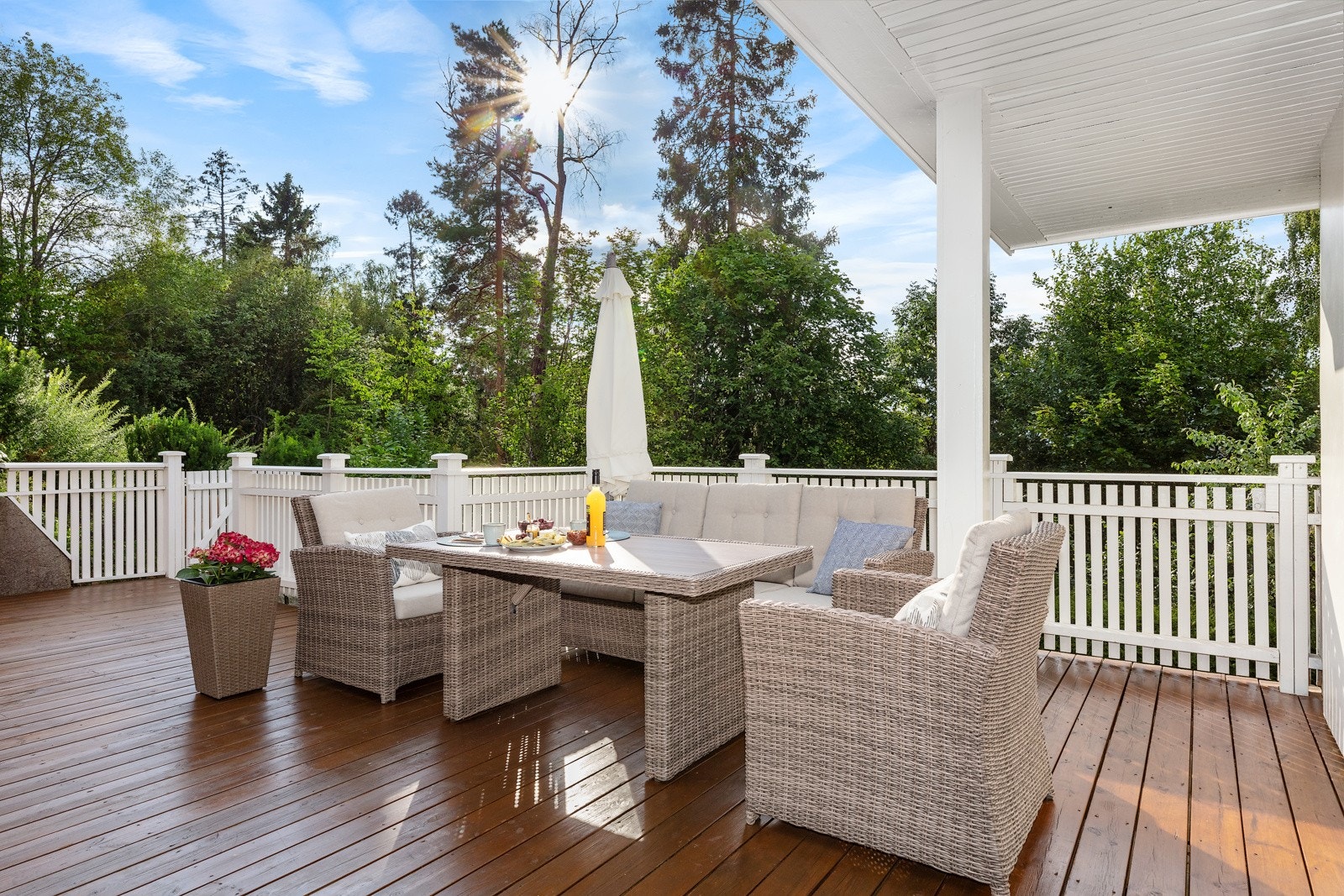 Det er godt med plass til hagemøbler på terrassen. Galleribilde