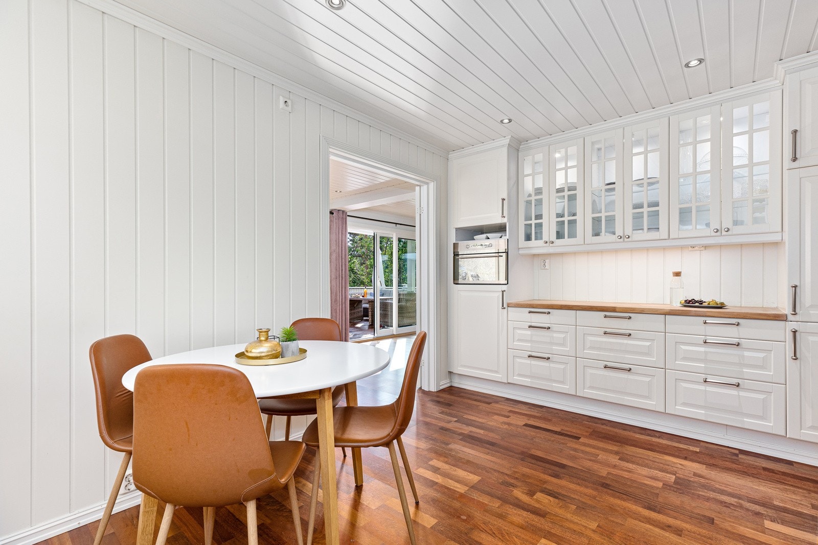 Kjøkkenet har integrerte hvitevarer som Oppvaskmaskin, Komfyr, Platetopp, Mikrobølgeovn, Avtrekkshette over platetopp og Kjøleskap med frys. Galleribilde