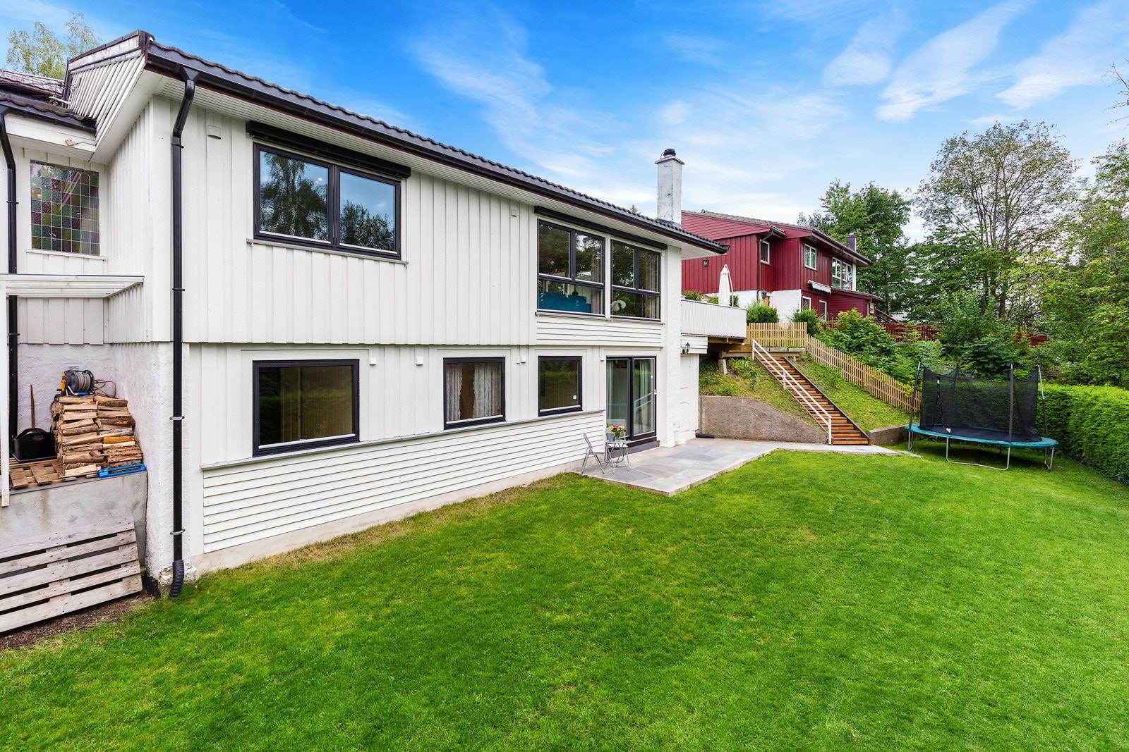 Haugerudhagan 68 ligger innerst ien blindvei skjermet for trafikk. Galleribilde