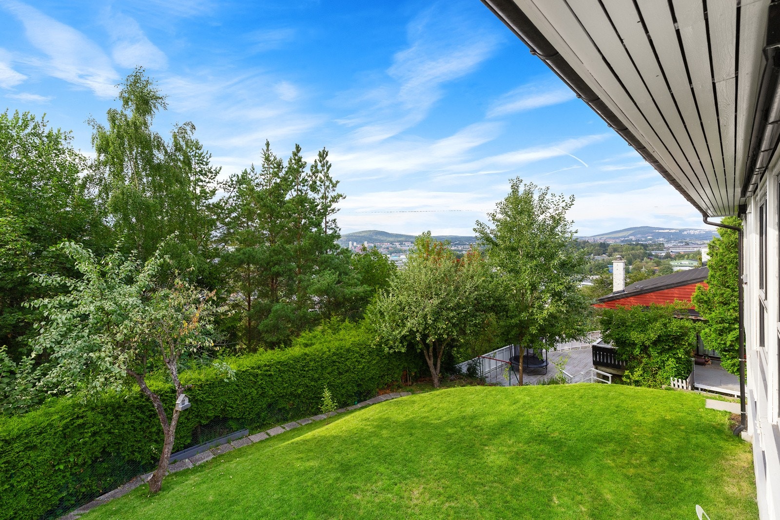 Hagen er veldholdt og grønn og består av diverse beplantning og fruktrær. Galleribilde