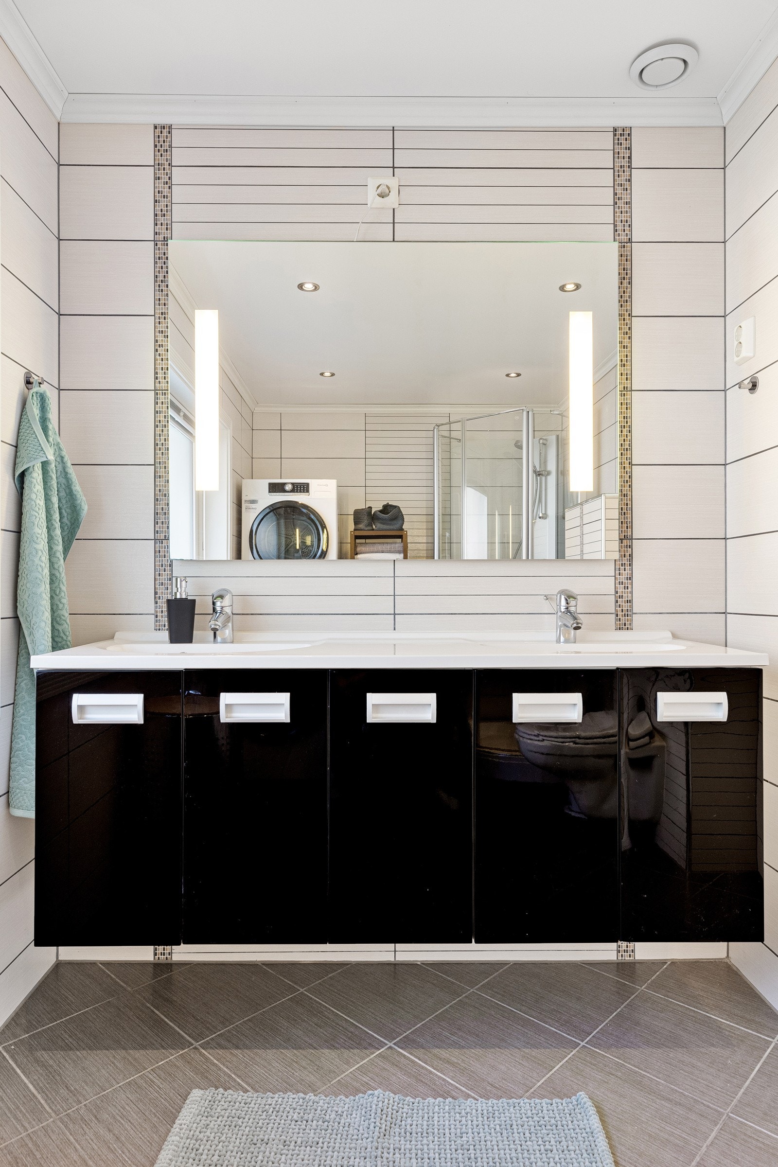 Baderomsinnredningen med speil over servant. Galleribilde