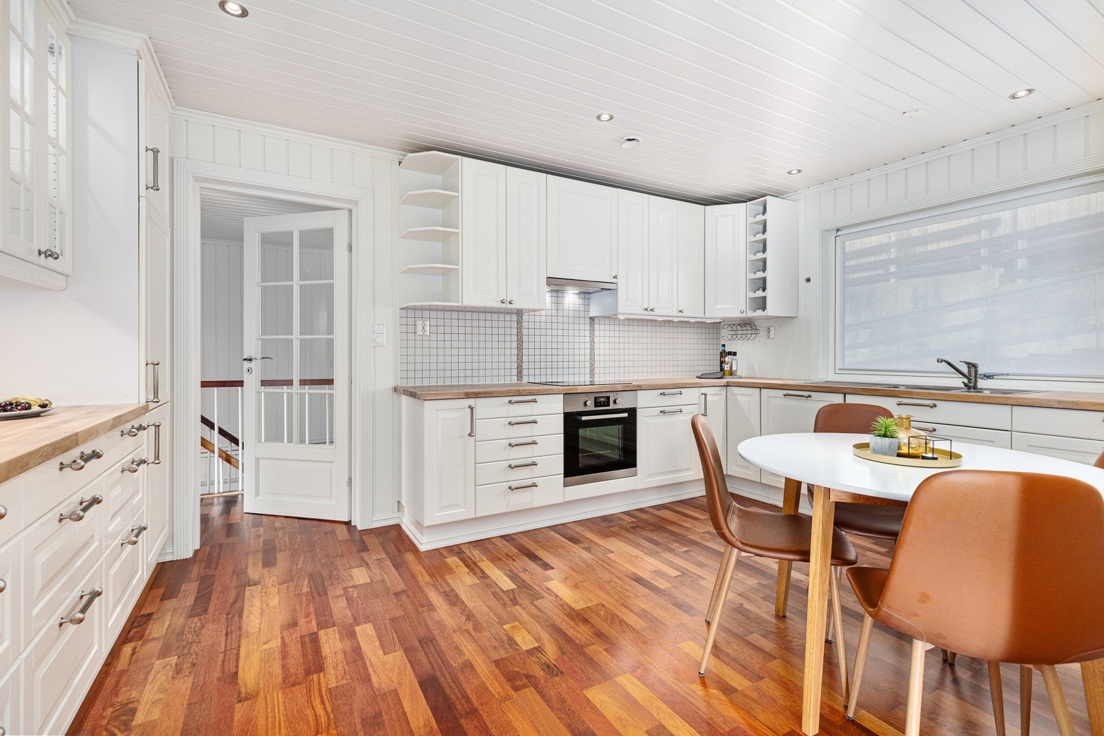 Meget tiltalende og romslig kjøkken som fungerer som hjertet av boligen og er det naturlige samlingspunktet. Galleribilde