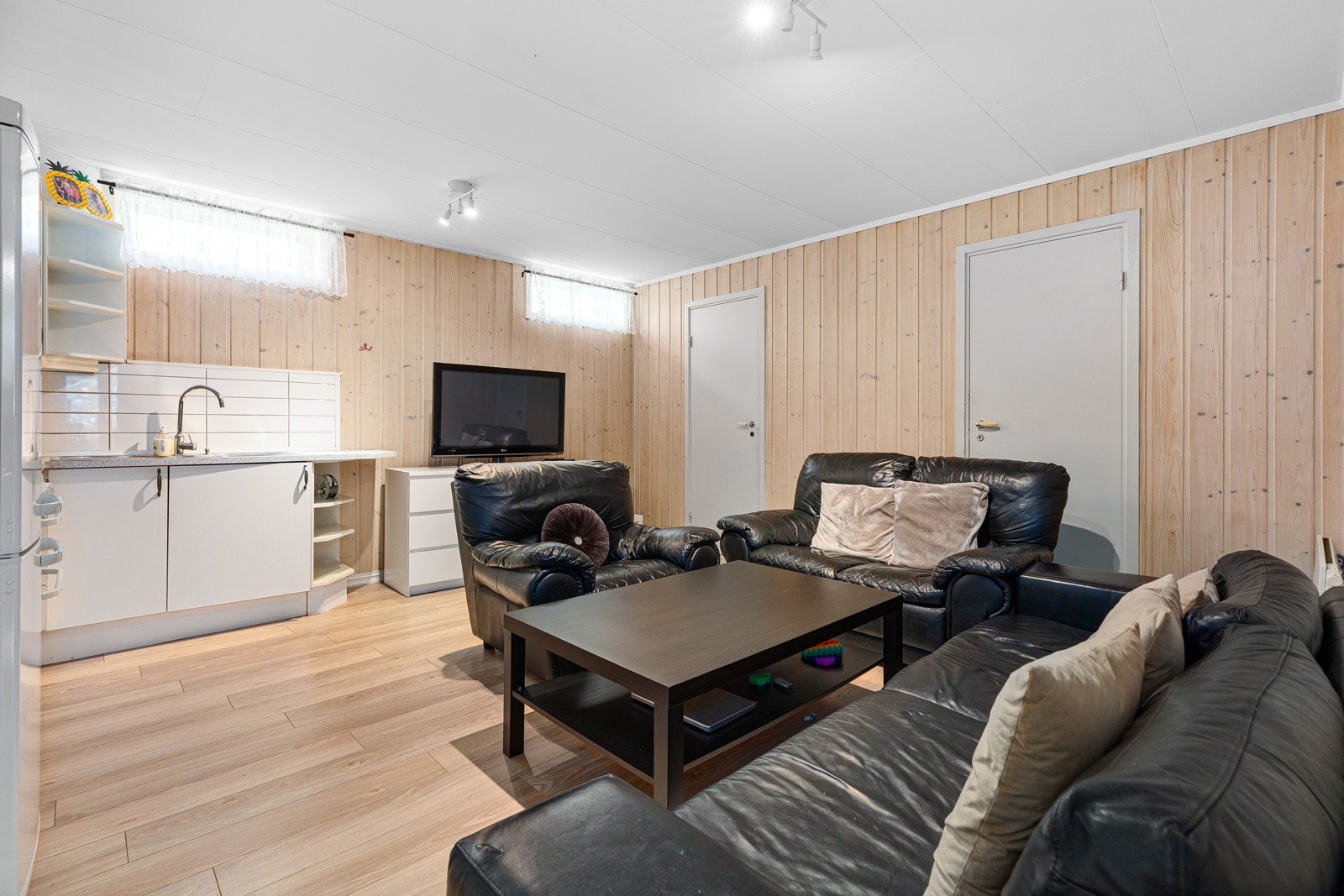 Underetasjen er delt i to. Den ene delen er tilknytett hovedelen. Den andre delen er adskilt og har har egen inngang fra forsiden av huset. Galleribilde