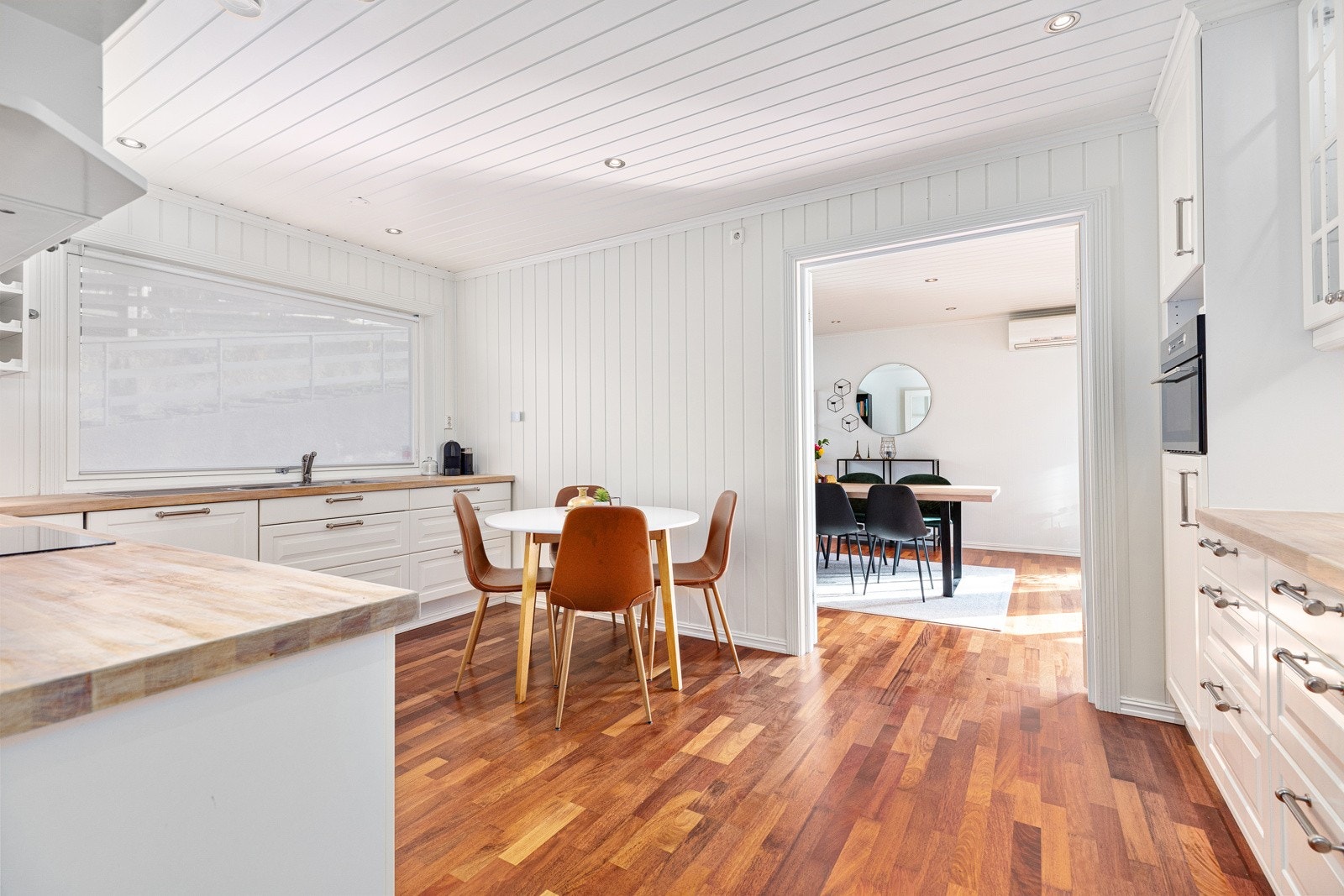 Innredning har hvite profilerte fronter samt vitrineskap og rikelig med benk og -skapplass. Galleribilde