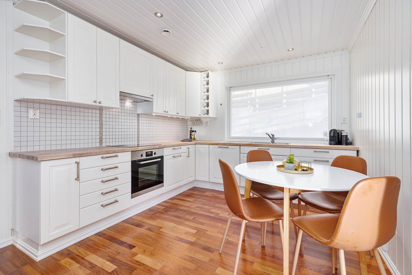 Meget flott og romslig kjøkken med spiseplass. Galleribilde