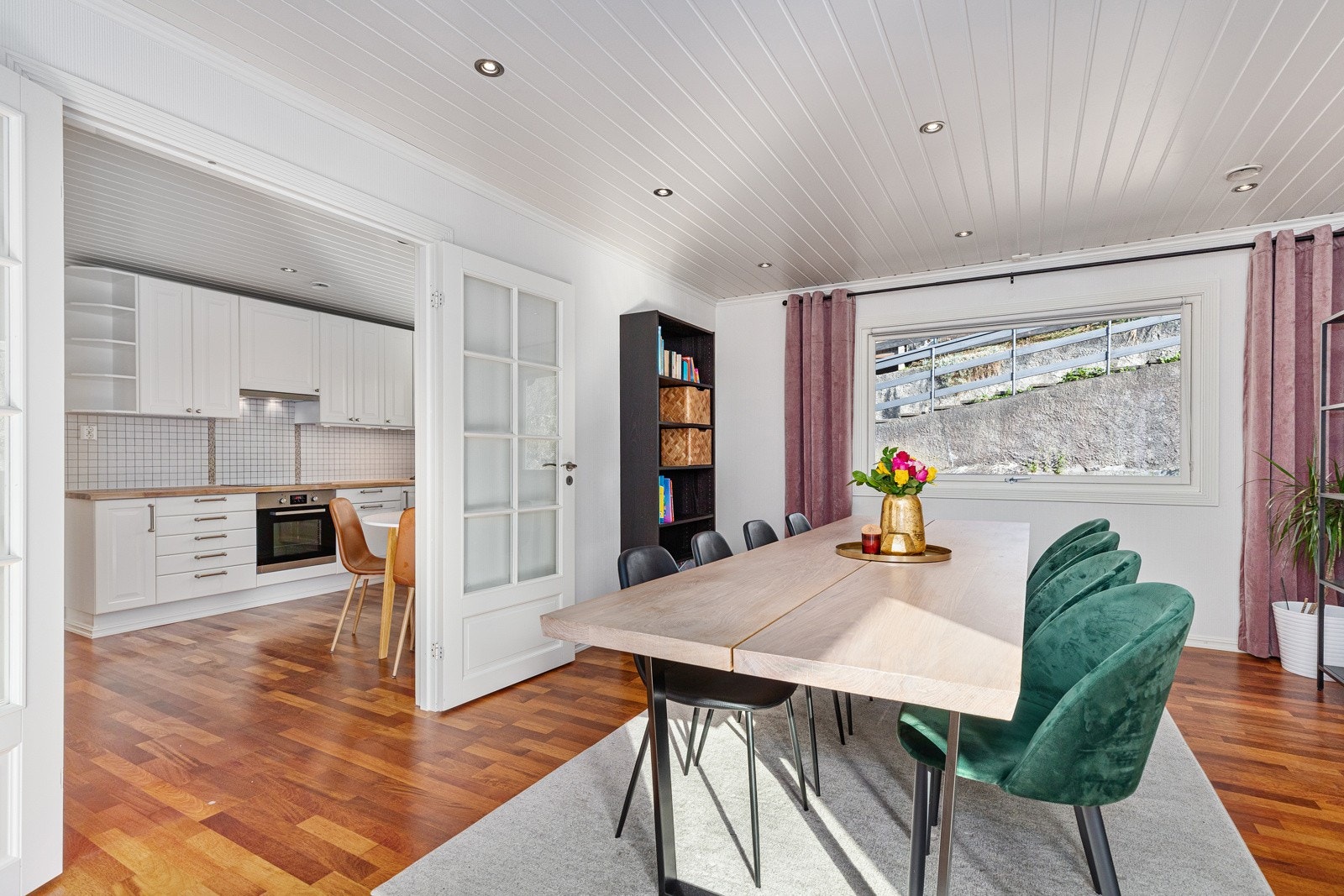 Spisestuen med dobbeldører til kjøkkenet. Galleribilde