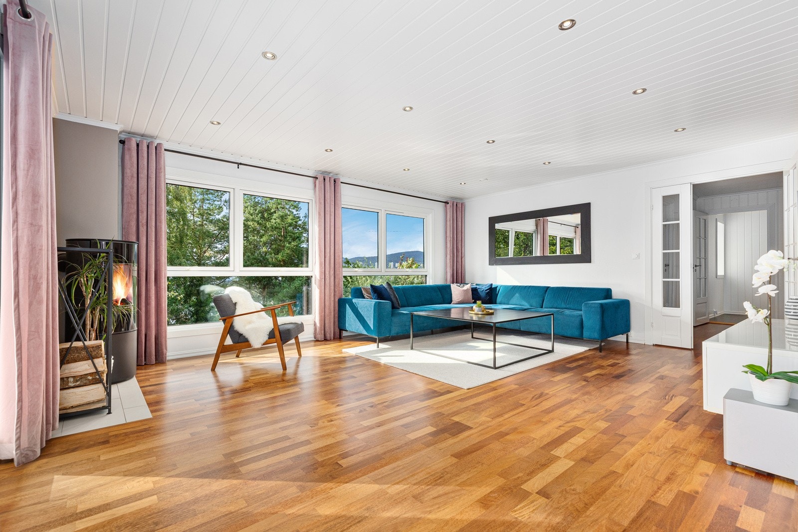 Vinduene skaper også en åpen opplevelse med den fine utsikten. Galleribilde