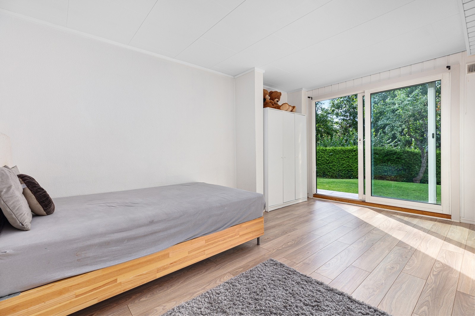 Det ene soverommet har adkomst til hagen med glassdør som fører det til en koselig stenbelagt helling. Galleribilde