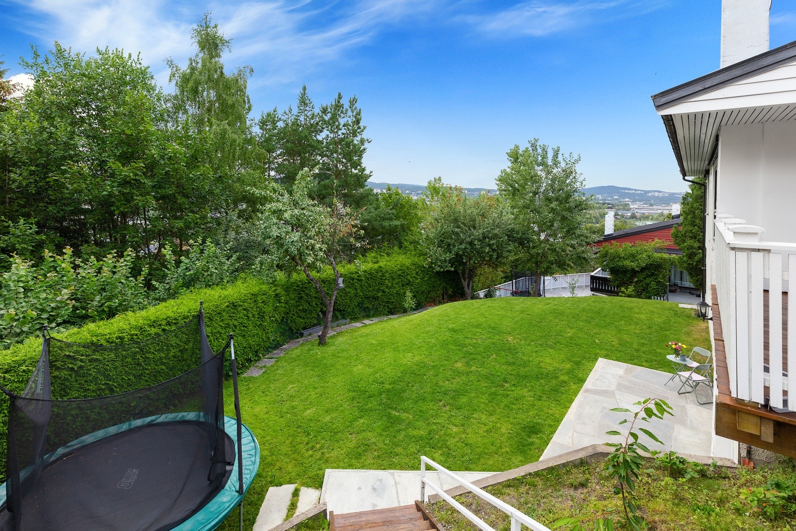 Boligen har meget gode solforhold noe som gir gunstige lysforhold. Galleribilde