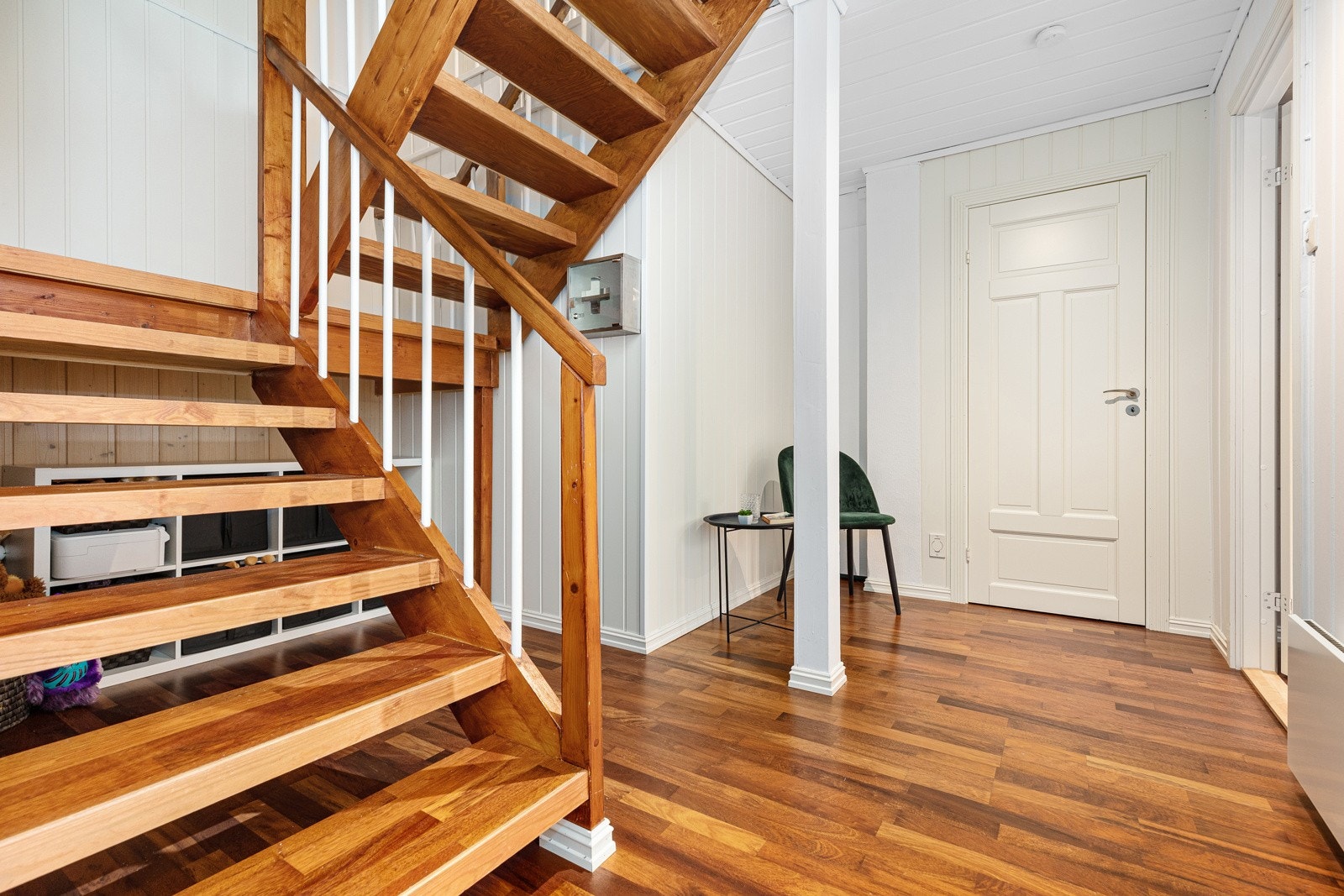 I første etasje er det en smakfull trapp i trekonstruksjon. Galleribilde