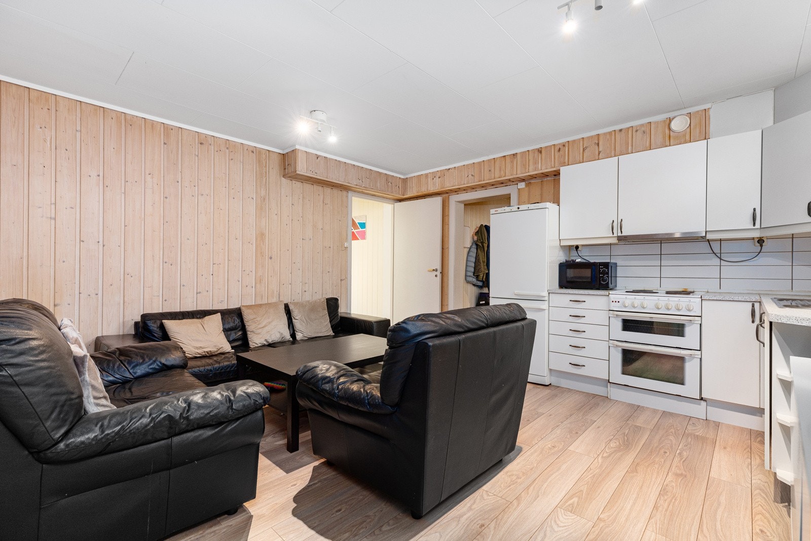 Romslig stue med åpen kjøkken løsning. Galleribilde