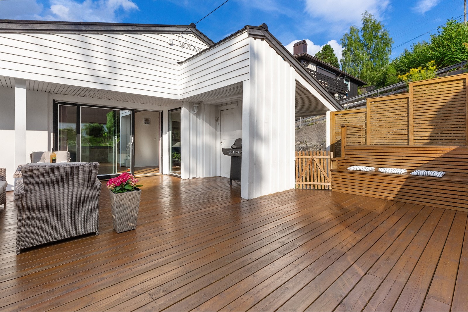 Fra stuen er det utgang til en flott terrasseplatting og hage som innbyr til trivsel og sosialt samvær. Galleribilde