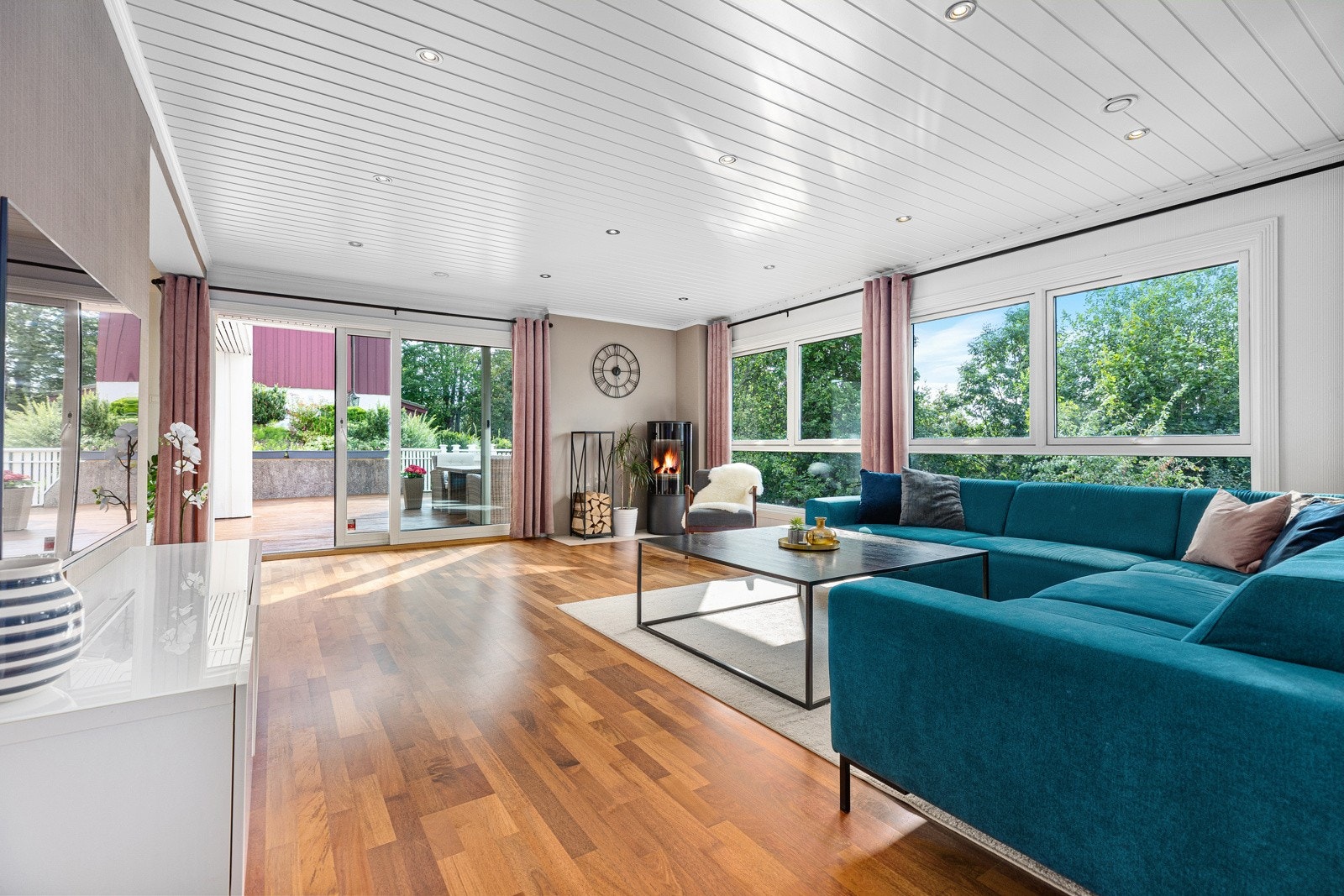 I stuen er det store vindusflater som gir rikelig med dagslys og skaper en god romfølelse. Galleribilde