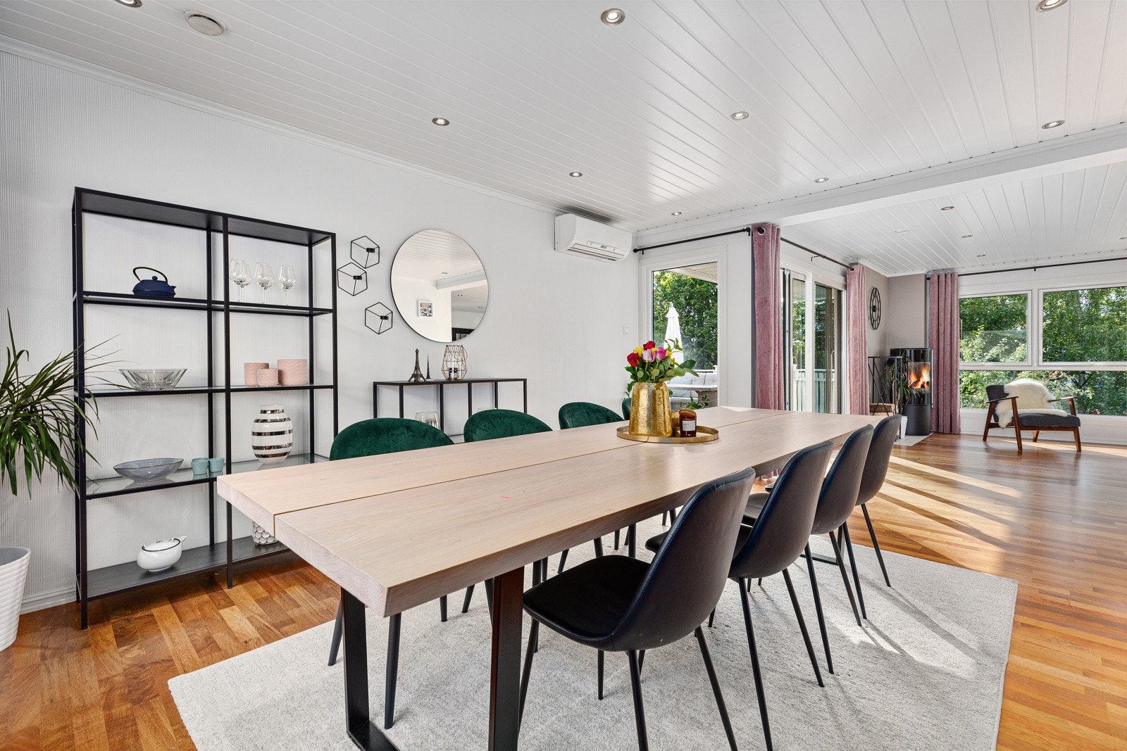 En del av stuen er adskilt og passer utmerket til spisestue. Galleribilde