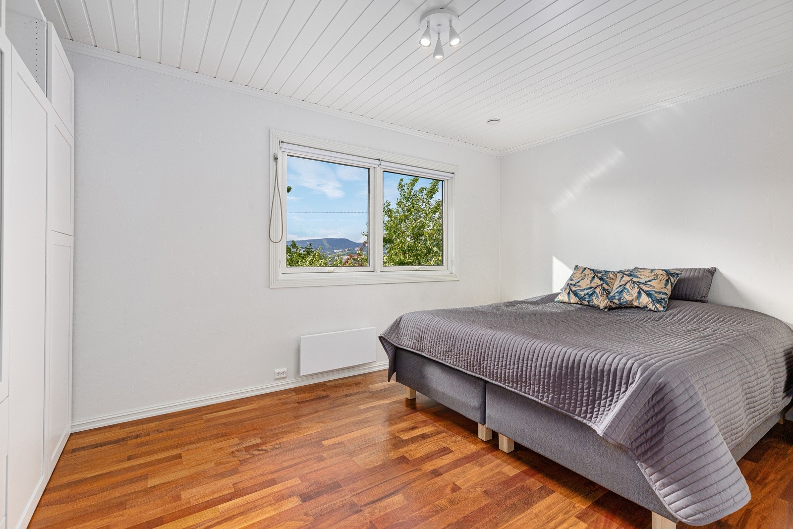 Soverommet er romslig og har god plass til skap og soveroms møblement. Galleribilde