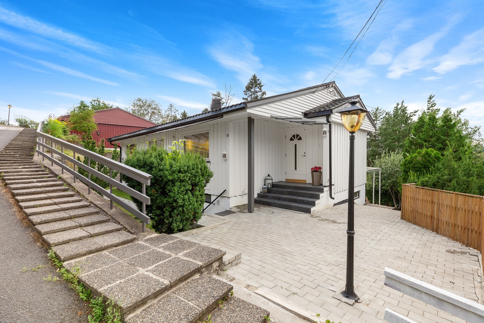 Boligen ligger i rolige og svært barnevennlige omgivelser sentralt på Haugerud med kort vei til naturskjønne omgivelser for deg som er glad i skog og mark eller har en firebeint følgesvenn. Galleribilde