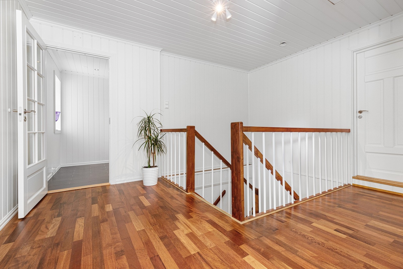 Trappen i første etasje som leder ned til underetasjen. Galleribilde